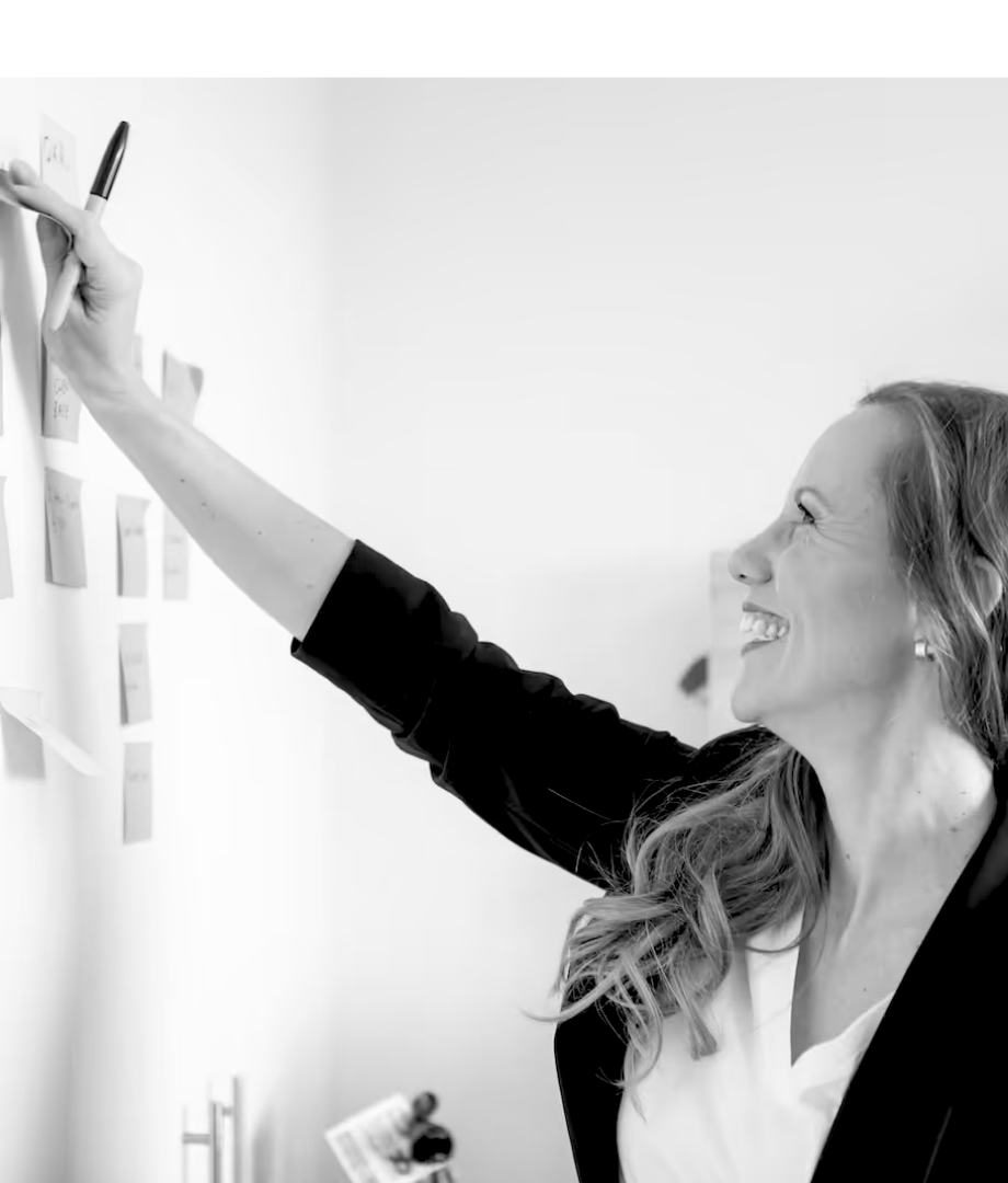 Workshop Shannyn putting sticky notes on the board