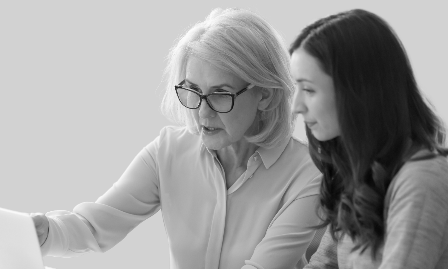 Giving feedback in the workplace, black and white